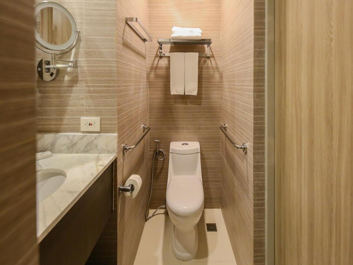Capital O 804 The Residences At Bonifacio Civic Center Manille Extérieur photo
